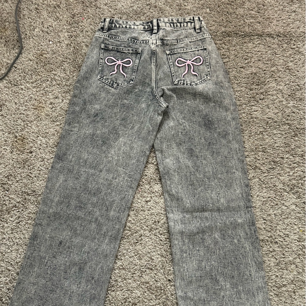 Classic Gray Women's Straight Leg Jeans with Embroidered Pockets
